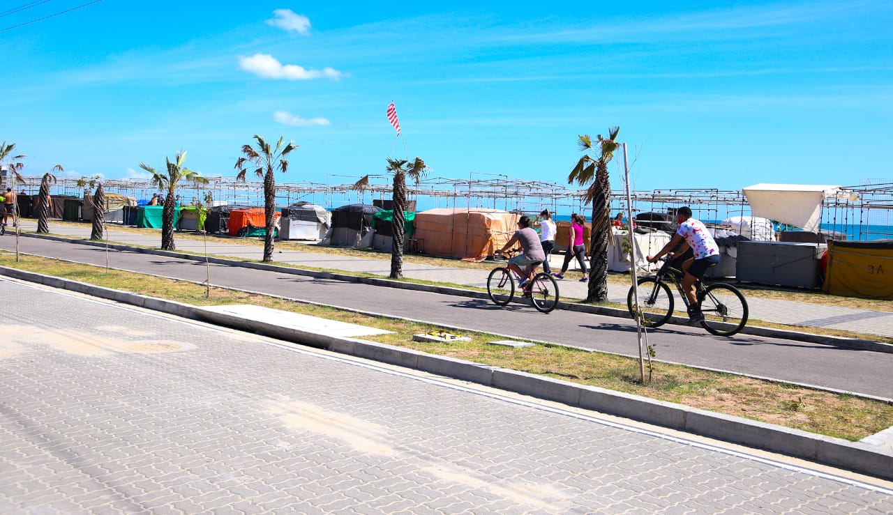 a foto mostra os boxes da feira da beira-mar